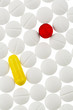 Bunte und weiße Tabletten