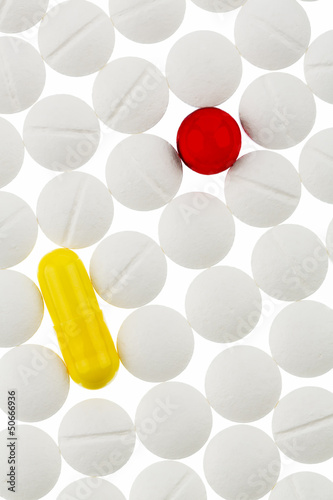 Photo: Bunte und weiße Tabletten Bunte und weiße Tabletten