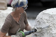 Bildhauer bei der Arbeit