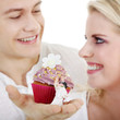 Junge Mann macht Heiratsantrag mit Cupcake