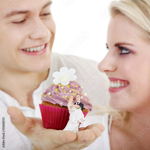 Photo: Junge Mann macht Heiratsantrag mit Cupcake Junge Mann macht Heiratsantrag mit Cupcake