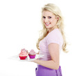 Junge hübsche Frau serviert Cupcake