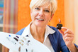 Schwerhörige Frau macht einen Hörtest