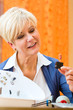 Schwerhörige Frau macht einen Hörtest