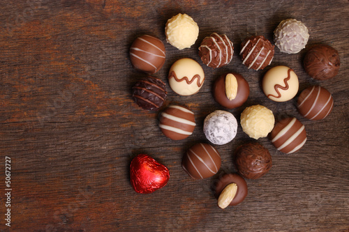 Photo: Herz aus Pralinen mit Copyspace Herz aus Pralinen mit Copyspace