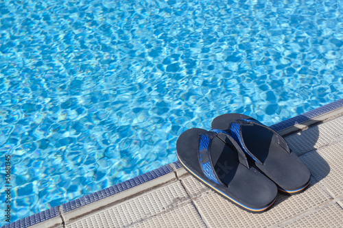 Photo: tongues en bordure de piscine tongues en bordure de piscine