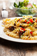 Spirelli und Sauce bolognaise