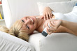 Blondine im Wohnzimmer