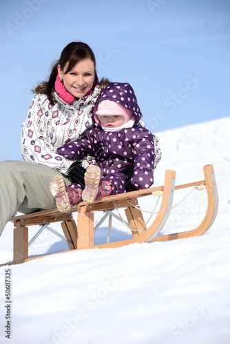 Photo: mère et bébé en traîneau mère et bébé en traîneau