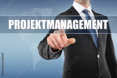 Photo: Mann tippt auf Interface Projektmanagement Mann tippt auf Interface Projektmanagement