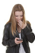 Jugendliche freut sich über SMS auf ihrem Mobil Telefon
