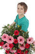 garçon 10 ans offrant bouquet de fleurs