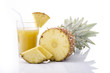 spicchi di ananas e succo in bicchiere