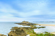 Foto: Saint Malo Fort National and rocks, low tide. Brittany, France. Saint Malo Fort National and rocks, low tide. Brittany, France.