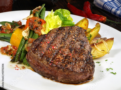 Photo: Steak mit Kartoffelecken und Gemüse Steak mit Kartoffelecken und Gemüse