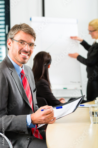 Photo: Business - Besprechung von Geschäftsleuten Business - Besprechung von Geschäftsleuten