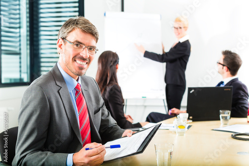 Photo: Business - Besprechung von Geschäftsleuten Business - Besprechung von Geschäftsleuten