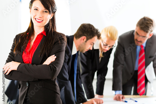 Photo: Business - Leute im Büro arbeiten als Team Business - Leute im Büro arbeiten als Team