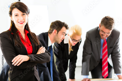 Photo: Business - Leute im Büro arbeiten als Team Business - Leute im Büro arbeiten als Team