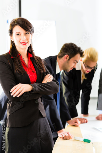 Photo: Business - Leute im Büro arbeiten als Team Business - Leute im Büro arbeiten als Team