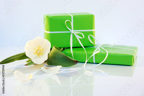 Photo: Geschenke mit Tulpe Geschenke mit Tulpe