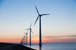 Foto: Long row of windturbines with sunset over the sea Long row of windturbines with sunset over the sea