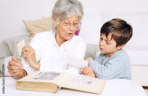 Photo: Enkel und Oma schauen ein Fotoalbum an Enkel und Oma schauen ein Fotoalbum an
