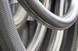 Silberne dicke Metallschläuche
