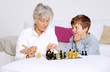 Oma und Enkel spielen Schach