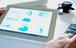 Analyse mit Tablet und Diagrammen