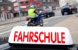 Fahrschule mit Motorrad vorneweg