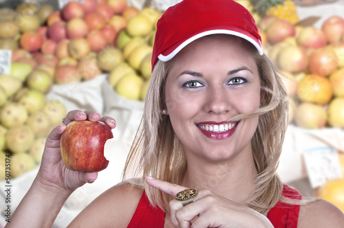Photo: Jeune femme blonde avec une pomme. Jeune femme blonde avec une pomme.