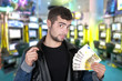 Photo: Beau garçon dans un casino. Beau garçon dans un casino.