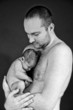 bébé et son papa en noir et blanc