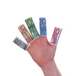 Hand mit Euroschein-Rollen an den Fingern