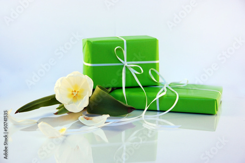 Photo: Geschenke mit Tulpe Geschenke mit Tulpe