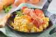 Rühreier mit Speck in der Servierpfanne