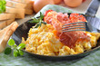 Rühreier mit gebratenem Speck in der Pfanne
