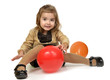 Niña jugando con globos.
