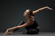 Foto: attractive young woman dancing attractive young woman dancing