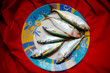 Foto: Fresh atlantic mackerel fish on dish Fresh atlantic mackerel fish on dish