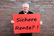 senior mit schild, zweifel