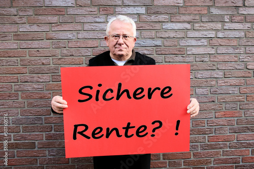 Photo: senior mit schild, zweifel senior mit schild, zweifel