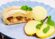 Apfelstrudel mit Vanilleeis
