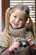 Photo: Bambina che impara ad usare una macchina fotografica Bambina che impara ad usare una macchina fotografica