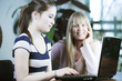 mutter und tochter arbeiten am computer