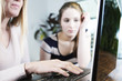 mutter und tochter vor dem computer