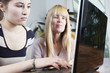 mutter und tochter vor dem computer