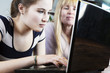 mutter und tochter vor dem computer