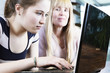 mutter und tochter vor dem computer